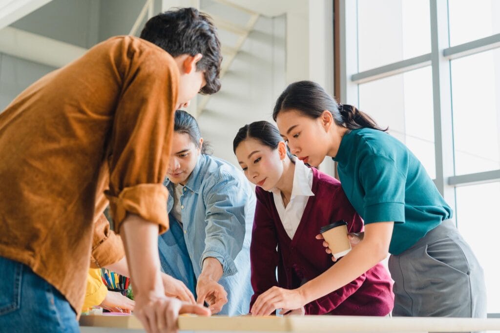 Asian businessmen and businesswomen meeting brainstorming ideas